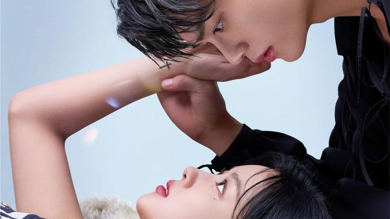 Casal deitado, se olhando com expressão enigmática.