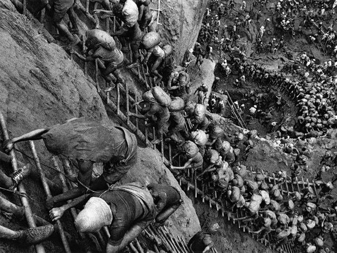 fotografia tirada por Sebastião Salgado da extração mineradora na serra pelada