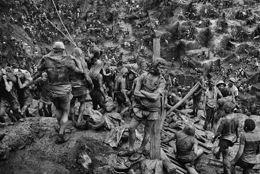 fotografia de Sebastião Salgado dos trabalhadores das Minas