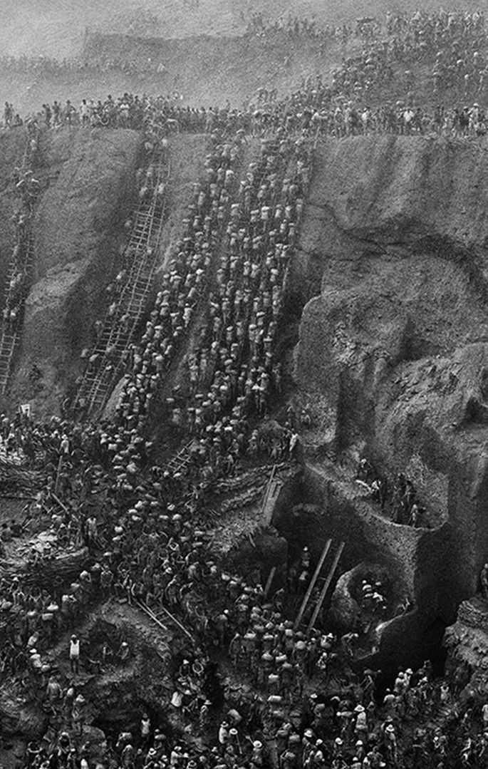 mina de ouro no Pará sendo explorada por trabalhadores precários, fotografia de Sebastião Salgado