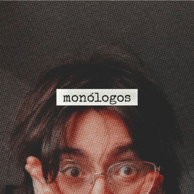 Influenciadora juvi com óculos e cabelos baguncados e olhos arregalados