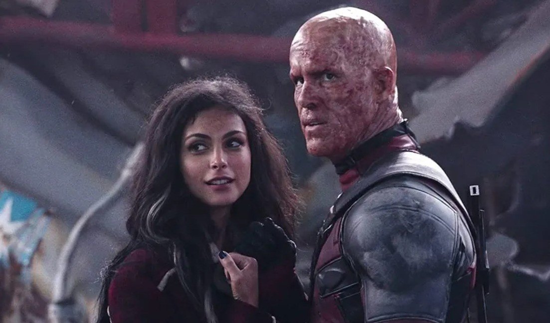 Morena Baccarin e Ryan Reynolds em cena de Deadpool