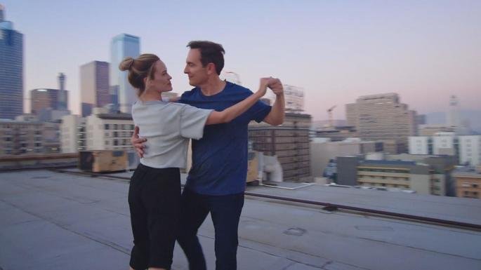 Casal dançando no topo de um edifício