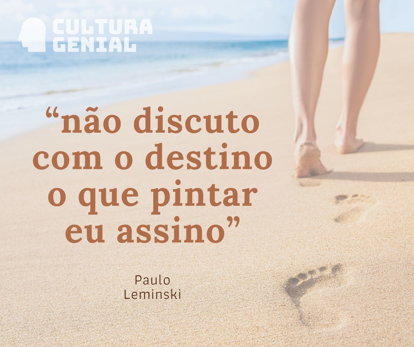 Poema de Paulo Leminski com foto de pegadas na areia da praia.