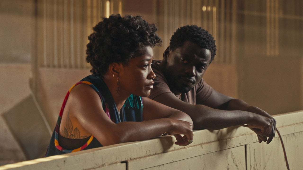 Casal conversando, com expressões preocupadas no rosto.