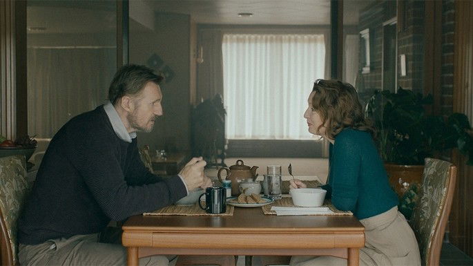 casal sentando na mesa, tomando o café da manhã, frente a frente.