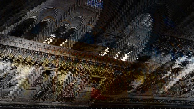 Mesas policromas do Juba de Notre Dame adjacentes ao coro.