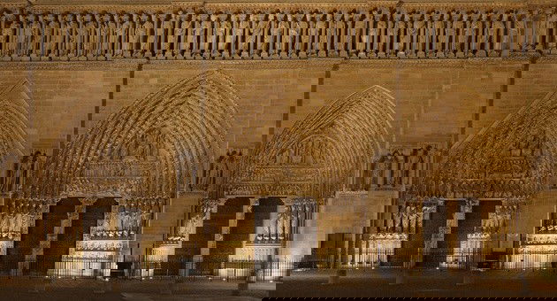 Base da fachada ocidental. Da esquerda para a direita: pórtico de Santa Ana, pórtico do Juízo Final e pórtico da Virgem Maria.