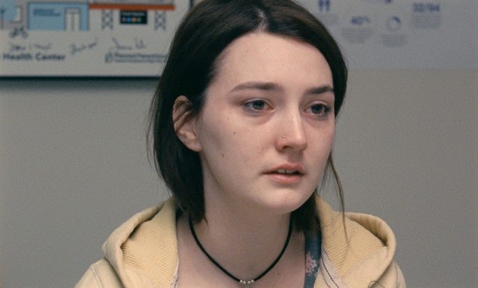 Moça adolescente com cara de choro
