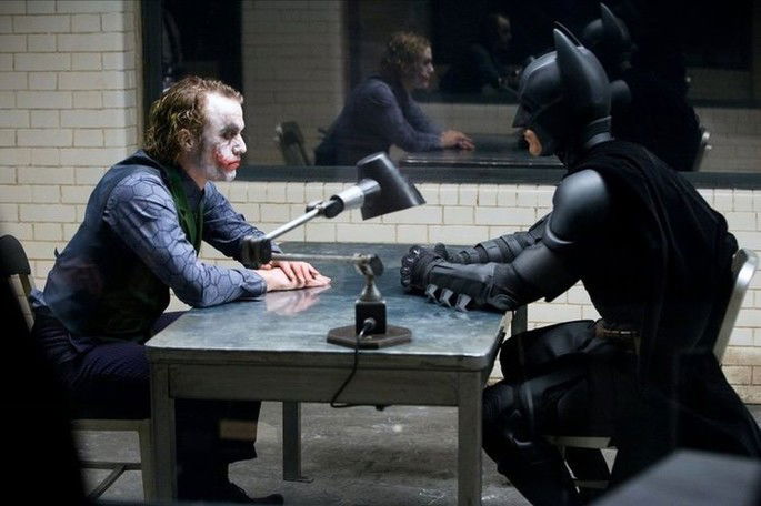 Batman interrogando o Coringa.