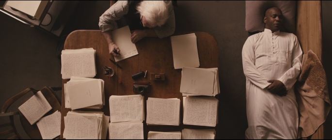 Eli ditando a bíblia