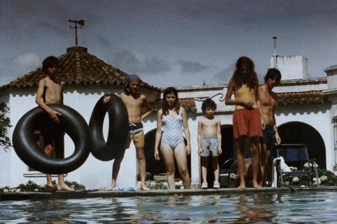 Cena do filme O pântano mostra pessoas em frente a uma piscina.