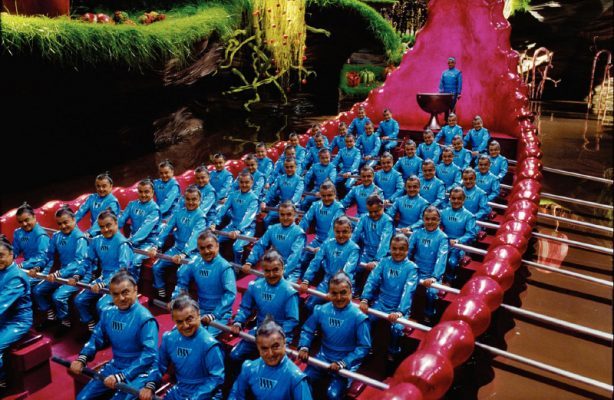 Cena de A fantástica fábrica de chocolate com os oompa-loompas