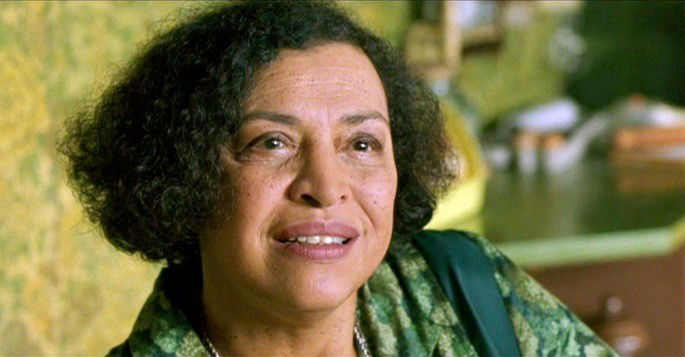 Mulher de meia idade com cabelos cacheados.