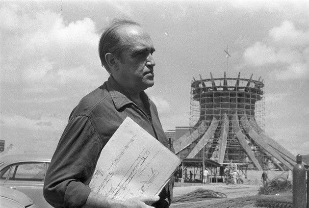 Niemeyer durante a construção da igreja.
