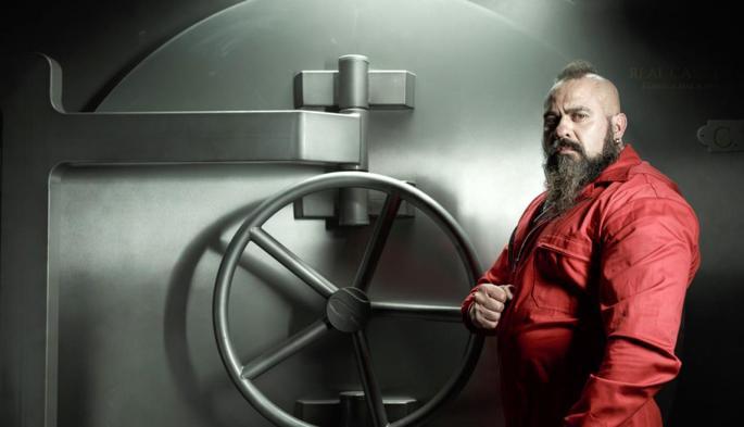 Roberto García como Oslo na série.