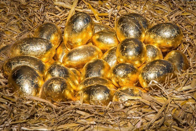 Ovos dourados em ninho.