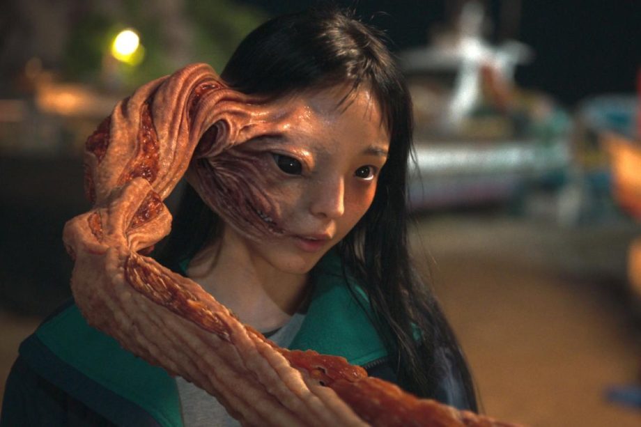 Protagonista da série com um parasita alojado no rosto.