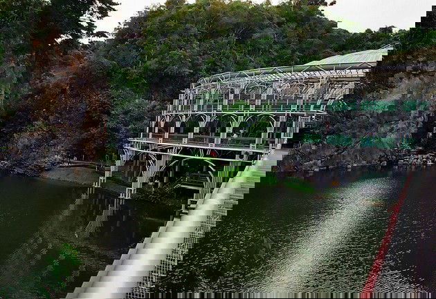 O projeto de arquitetura tira proveito da paisagem ao redor.