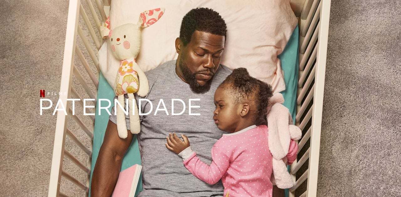 cena de Paterniade mostra pai e filha negros deitados em um berço