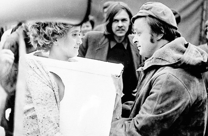 Mulher com uma caixa de papelão sobre seu peito e homem colocando as mãos dentro. Performance de VALIE EXPORT