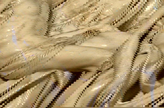 Pieta, detalhe: vestes e musculos.