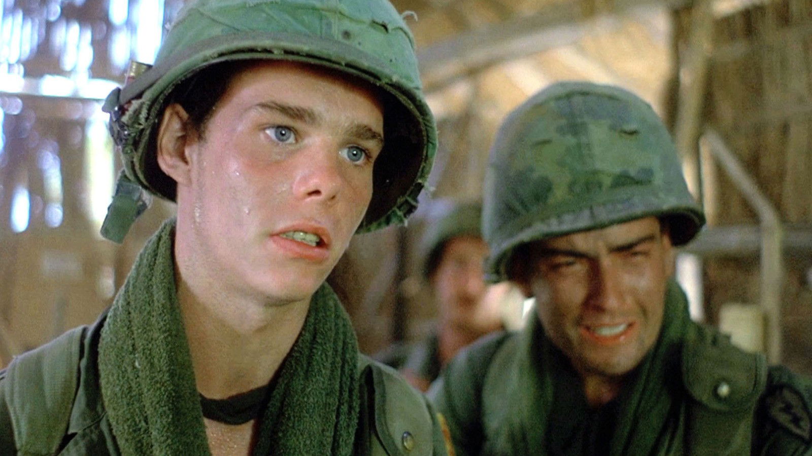 cena do filme Platoon mostra soldados na guerra do Vietnã