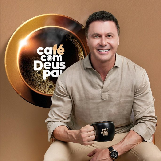 Homem sentado segura caneca e fundo traz logo do livro café com deus pai
