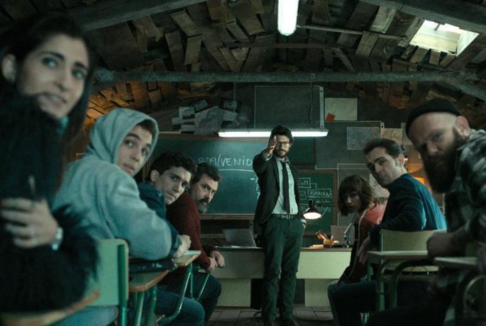 O professor e seus alunos durante o treinamento pré-assalto.