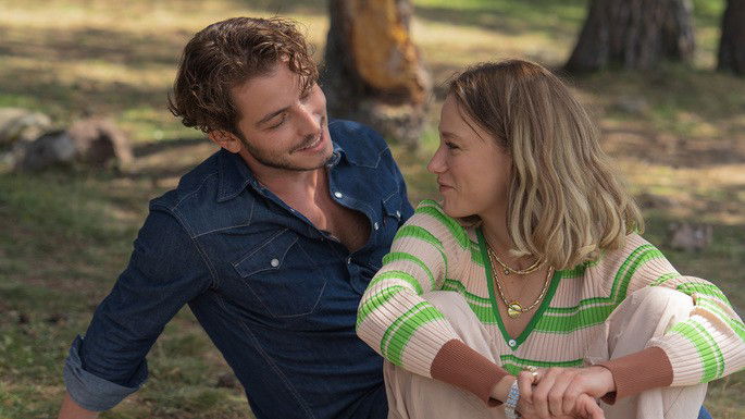 Casal conversando e rindo, num clima de romance.