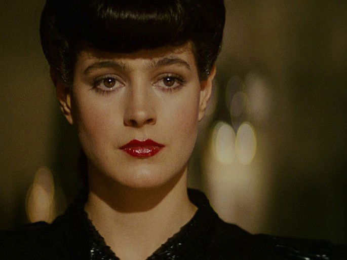 A personagem Racheal em Blade Runner está em fundo amarelado e exibe cabelo preso e olhos avermelhados