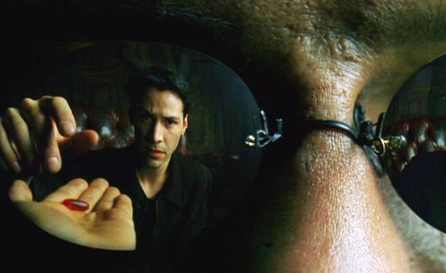 Neo olhando o comprimido vermelho