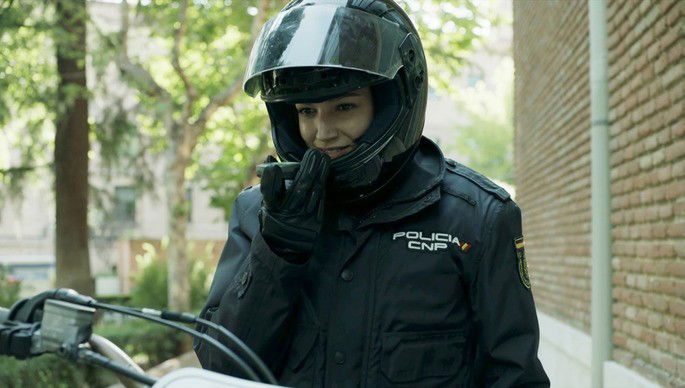 Tóquio retorna à fábrica camuflada com um uniforme da polícia.