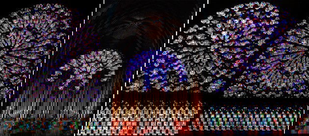 Esquerda: roseta do transepto norte. Centro: Roseta da fachada ocidental (observe o órgão tubular). Direita: roseta do transepto sul.