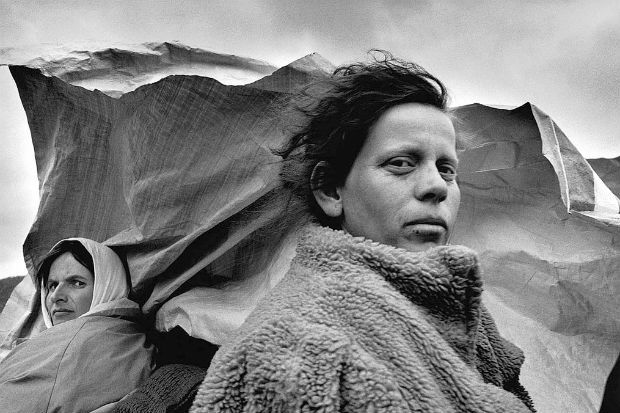 fotografia de duas mulheres de Kosovo, fronteira com a Albânia, para o projeto Êxodos de Sebastião Salgado