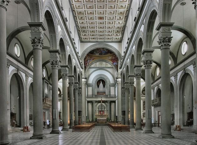 Interior da Igreja de San Lorenzo, Florença (igreja românica refeita por Brunelleschi, cujos trabalhos apenas se finalizaram cerca de 20 anos depois do artista morrer, sendo que a fachada permanece incompleta até hoje)