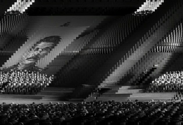Espetáculo da companhia com propaganda stalinista