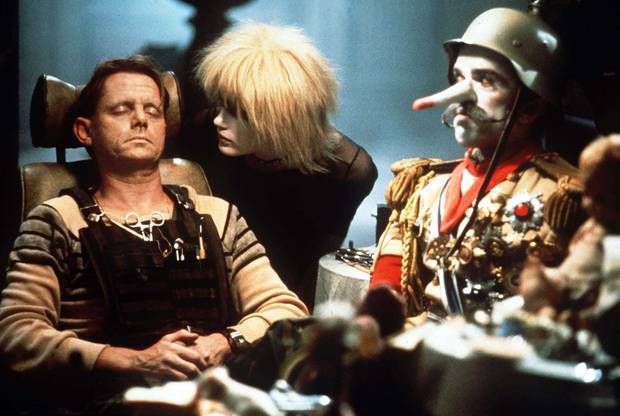 cena de Blade Runner que mostra Sebastian junto com robôs replicantes