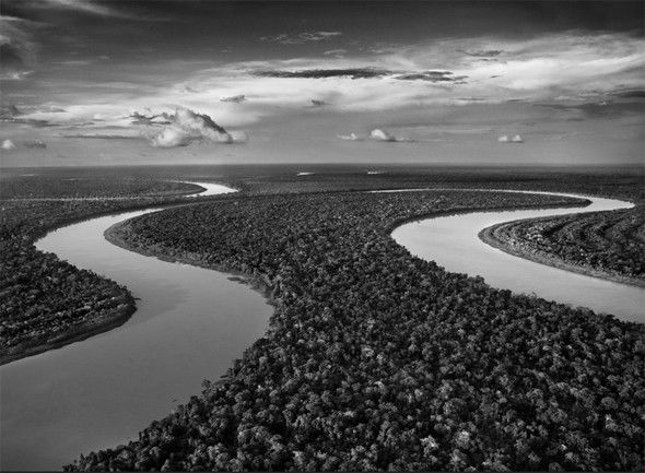 imagem aérea de dois rios presente na exposição Gênesis, de Sebastião Salgado
