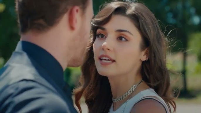 mulher olha para homem com cara de brava