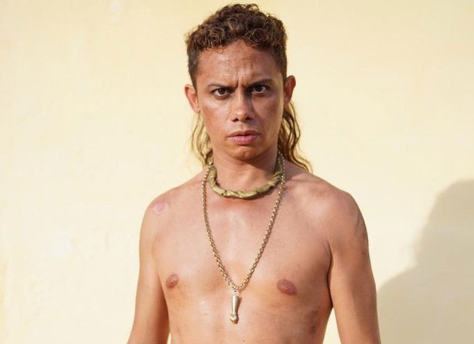 O ator Silvero Pereira interpretando Lunga
