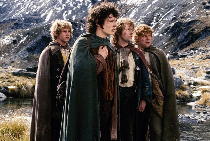 Frodo e seus companheiros na montanha.