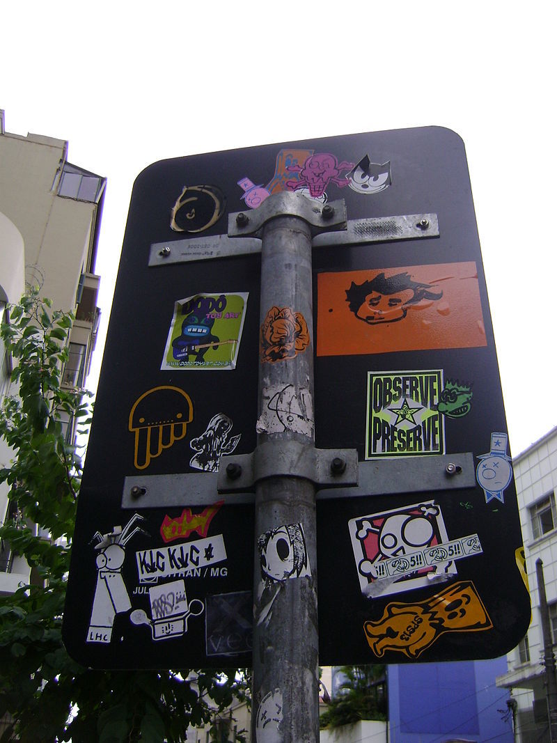 Arte em adesivos em placa urbana (sticker art)