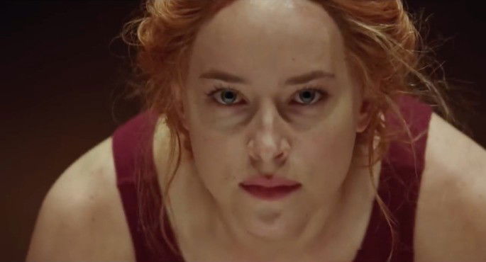 Mulher ruiva usando um vestido vermelho.