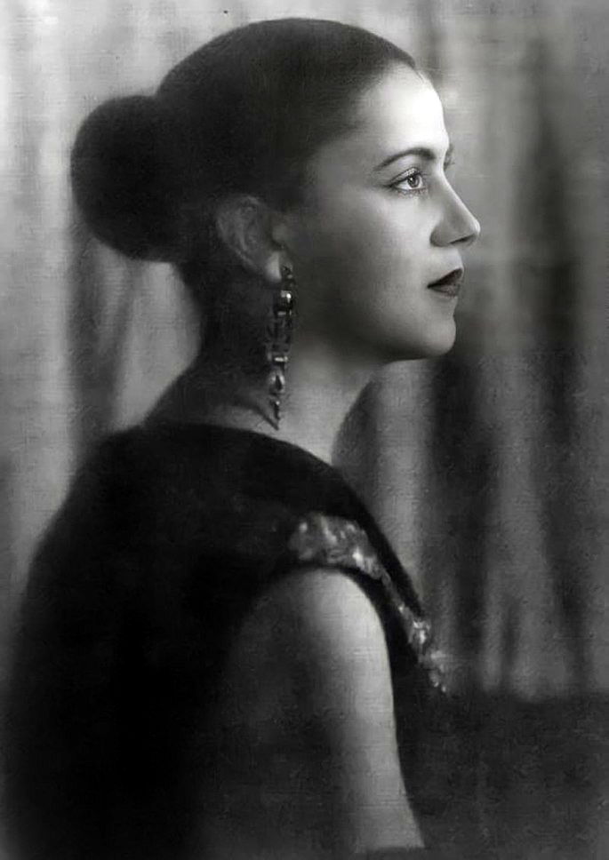 Retrato de Tarsila do Amaral de perfil