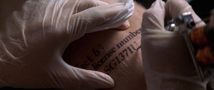 Frame: tatuagem com placa do carro.