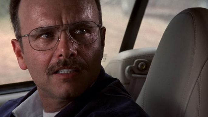 Frame: Ted no carro.