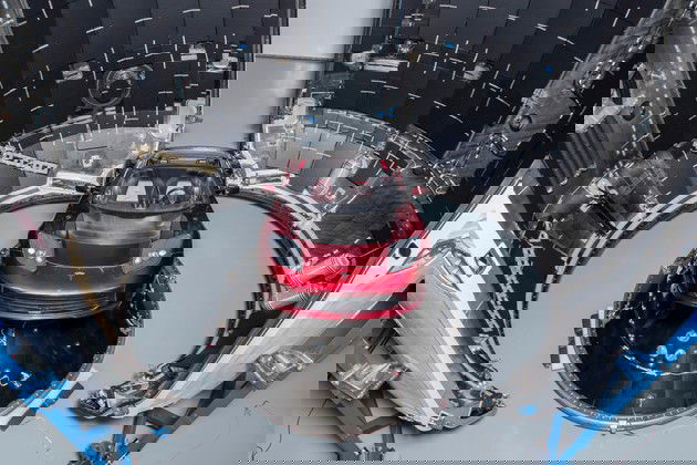 Imagem do interior da Falcon Heavy que carrega um tesla roadster com loop infinito de Space Oddity.