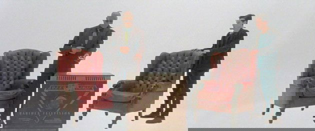 Neo e Morpheus na sala branca da Matrix.