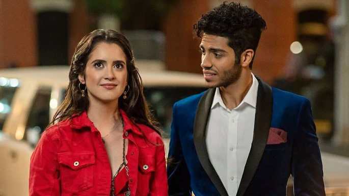 casal caminhando pela rua.